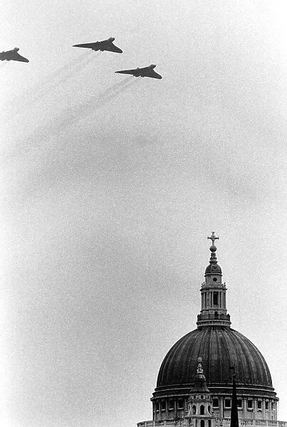 VULCAN BOMBERS DOING A FLY PAST OF ST PAULS DURING THE FALKLANDS WAR VICTORY PARADE