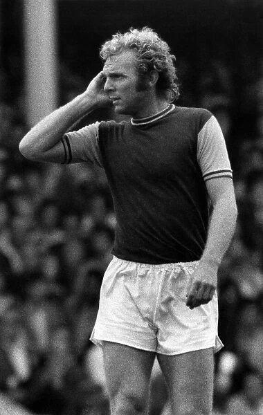 West Ham 1 v. Everton 0: Come on lads Bobby Moore puzzles out a move. August 1971 P030964