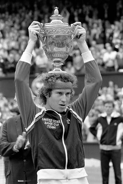 Wimbledon Tennis: Menes Finals 1981: John McEnroe v. Bjorn Borg. July 1981 81-3803a-002