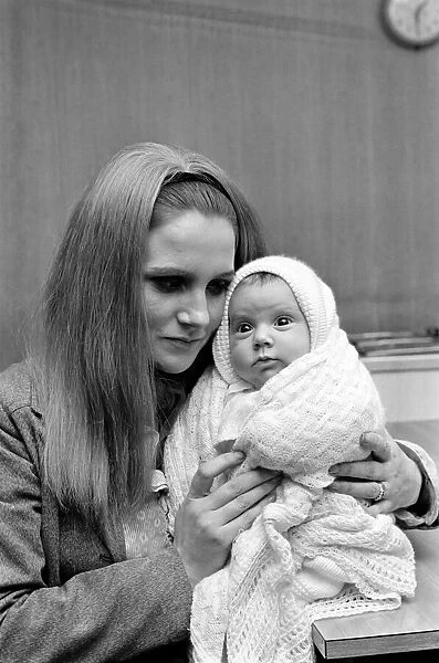 A woman with her baby girl. November 1969 Z10895-003