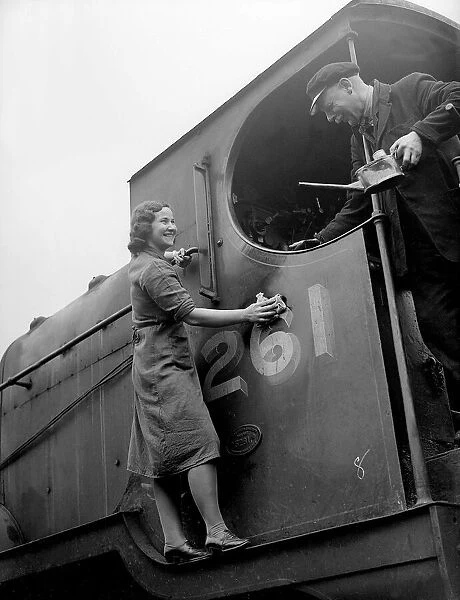Women Engine Cleaners during WW2 - 1941 Women doing mens jobs during the war