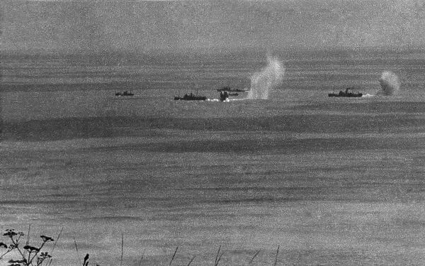World War II: Shipping Germans shell convoy in the English Channel. August 1940 P011671