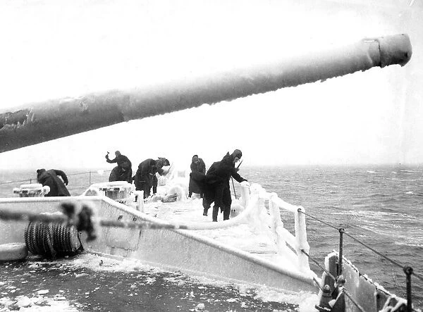 WW2 Winter convoy carrying food 1945 Destroyer carrying vital supplies of