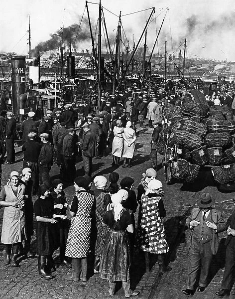 Yarmouth herring time, Norfolk. Busy quayside scene, waiting for drifters to come in