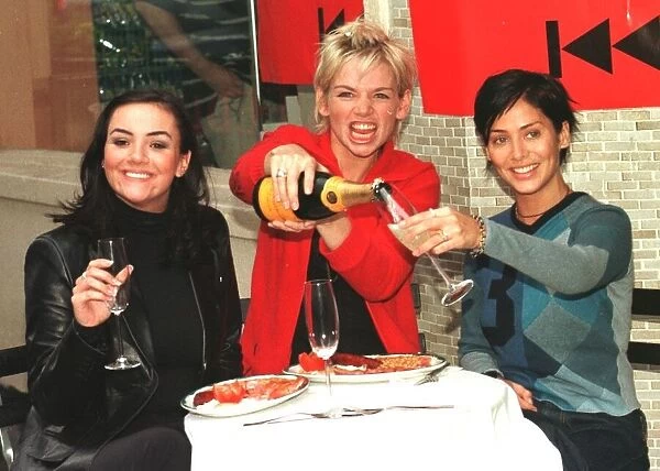 Zoe Ball DJ celebrates her first solo Breakfast Show 1998 with Natalie Imbruglia