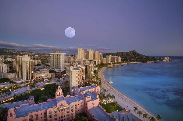 Hawaii. USA, Hawaii, Oahu, Honolulu, Waikiki, moon over the beach (m)