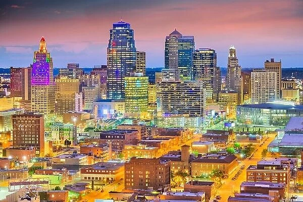 Kansas City, Missouri, USA downtown cityscape at twilight