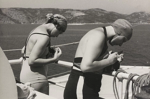 Album 'At the edge of Oceania 28 July to 10 August 1935 ': Tourists taking photographs from the cruise ship 'Oceania'