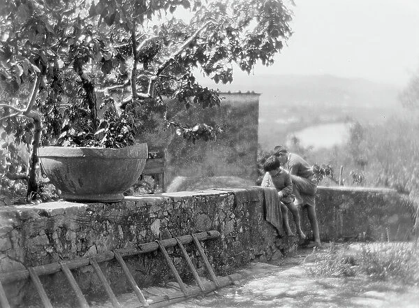 Children in the Florentine countryside; Photo studio