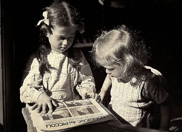Two children portrayed while they are reading the Corriere dei Piccoli