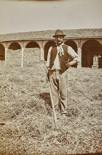Farmer in the farmyard in Galliavola