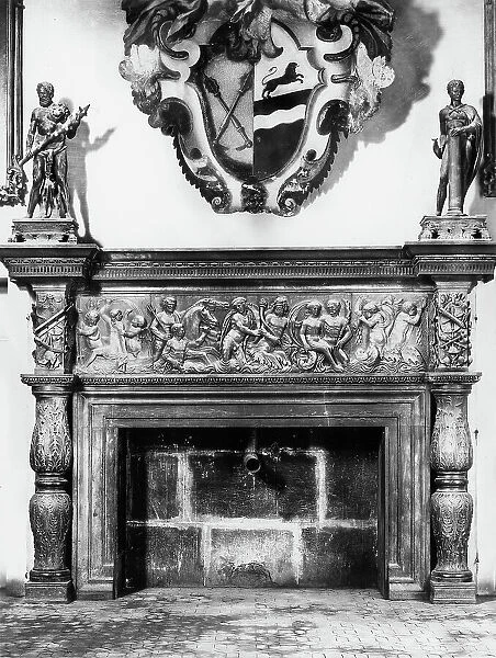 Fireplace decorated with bas-relief representing the Triumph of Neptune, 1501, hard natural stone (pietra forte) and terra-cotta, Giuliano da Sangallo (1445-1516), Palazzo Gondi, Florence
