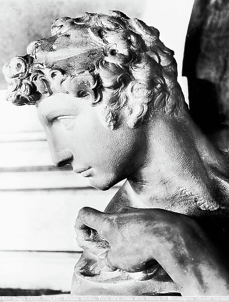 Genius of Victory, detail, marble statue by Michelangelo Buonarroti; Florence, Palazzo Vecchio (Palazzo della Signoria), Salone de Cinquecento