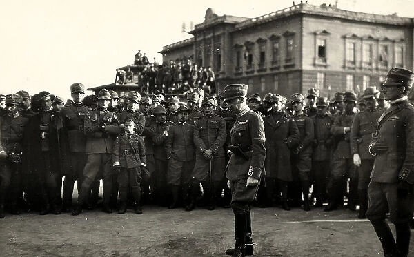A group of soldiers looks at an army officer; on the background, some persons watch the scene. The image was taken during the city occupation by part of the Italian legionary troops, headed by Gabriele D'Annunzio