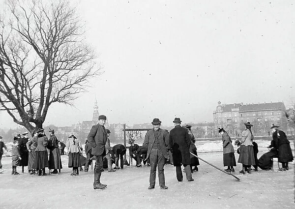 Ice skaters on the river Leine in Hanover