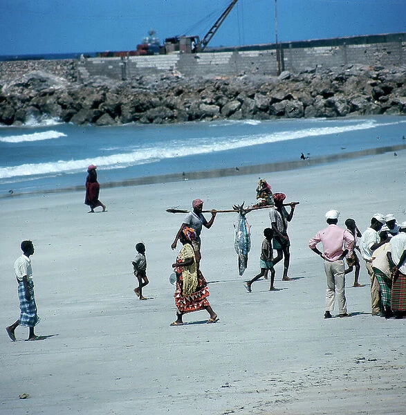 Mogadishu. The return of the fishermen to the beach