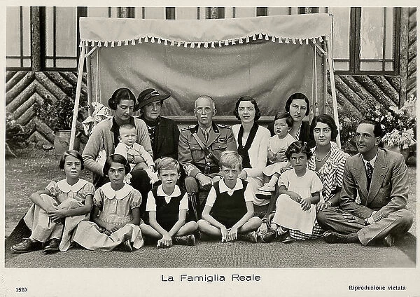Portrait of the Savoy royal family: in the group King Vittorio Emanuele III with Queen Elena and the sons Umberto II, Yolanda, Mafalda, Giovanna and Maria Francesca