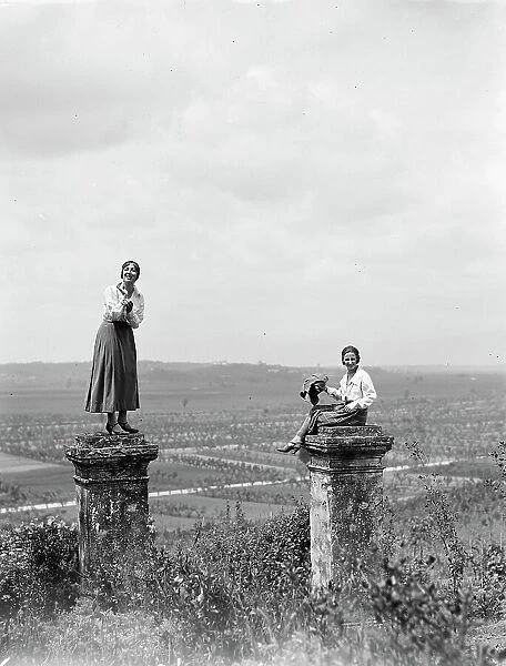 Portrait of two women standing on two columns, Turricchio