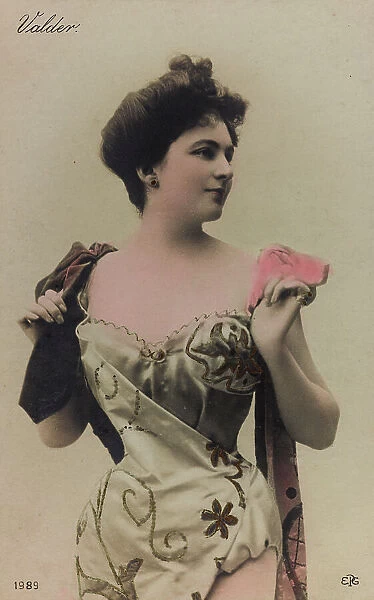 Portrait of a young woman, postcard; the support contains the indication: Valder
