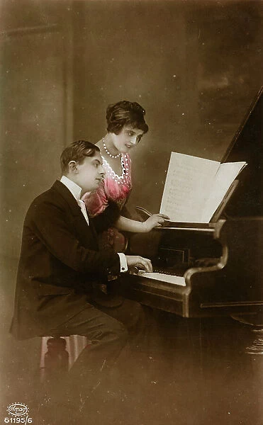 Postcard depicting two lovers playing piano, 'Album para Tarjetas postales'