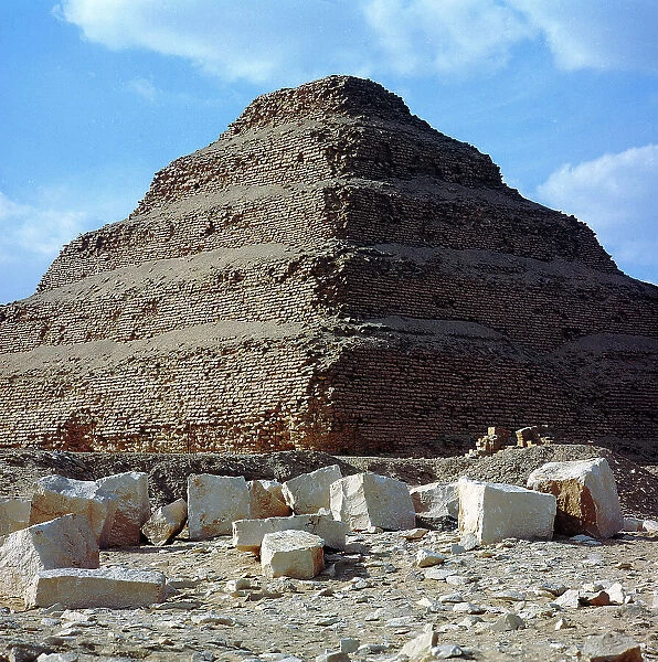 The pyramid of Saqqara is the oldest known (III millennium). It rises at the center of the funerary complex of King Zozer, founder of the Third Dynasty (2980 BC)