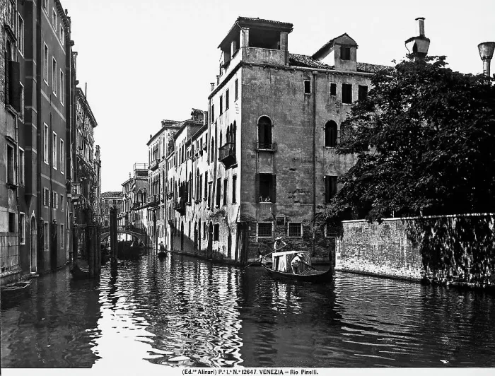 Framed Print : The Rio Pinelli in Venice Framed Print : The Rio Pinelli in Venice