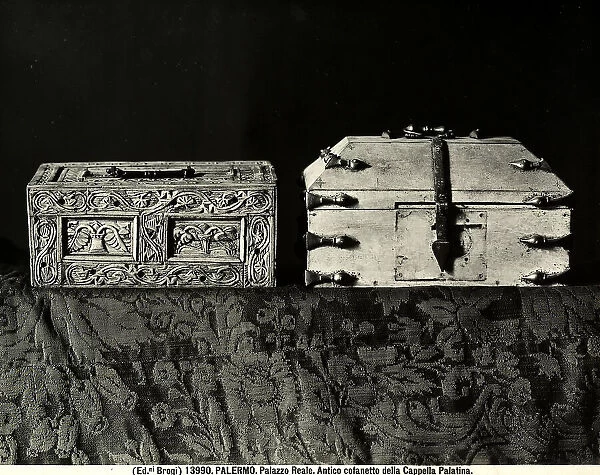 A wooden casket with metallic fasteners, one of which is engraved. Work originally belonging to the Cappella Palatina and preserved to the Royal Palace (or of the Normans) in Palermo