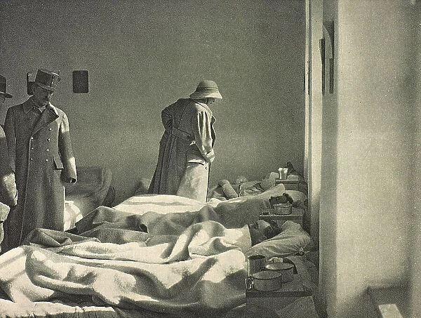 World War I: officers visiting the war wounded in hospital