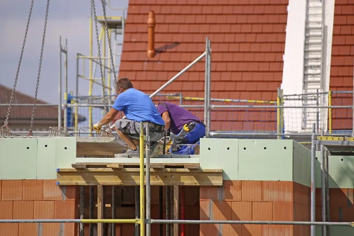 Framed Print : Construction worker (bricklayer) Print on Building Site Framed Print : Construction worker (bricklayer) Print on Building Site