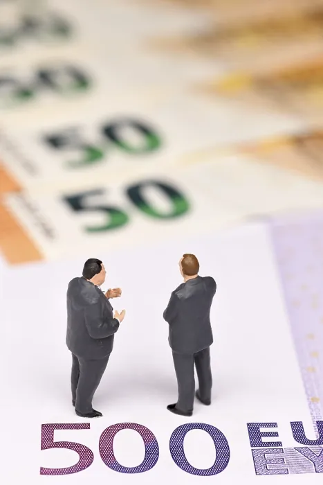 Framed Print : Manager, miniature figures on banknotes - Business Print Framed Print : Manager, miniature figures on banknotes - Business Print