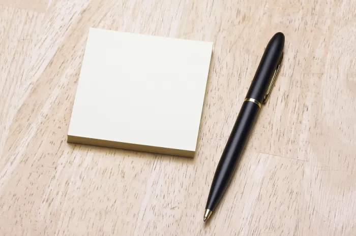 Framed Print : Wood Background Print of Pen and Post-it Notes Pad Framed Print : Wood Background Print of Pen and Post-it Notes Pad
