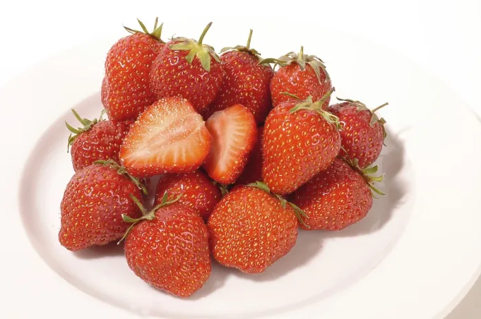 Framed Print : Strawberries Print by ImageBROKER Framed Print : Strawberries Print by ImageBROKER