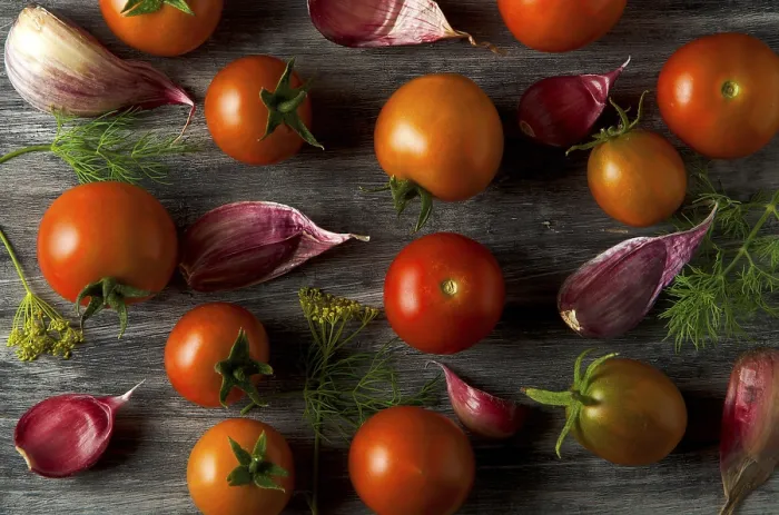 Framed Print : Fresh Tomatoes on Wooden Print