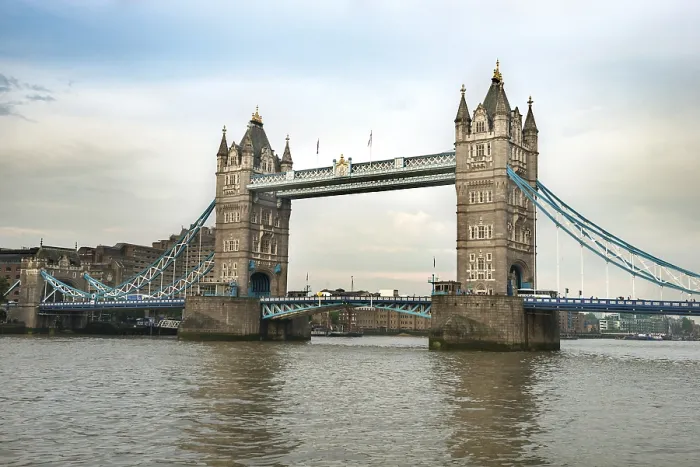 Framed Print : Tower Bridge Print over the River Thames, London Framed Print : Tower Bridge Print over the River Thames, London