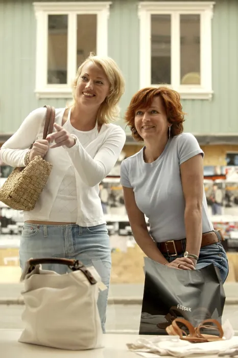 Framed Print : Windows Shopping Print from imageBROKER