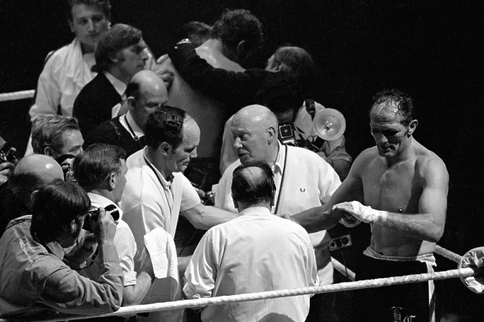 Framed Print : Henry Cooper vs Joe Bugner Print, 16 March 1971 Framed Print : Henry Cooper vs Joe Bugner Print, 16 March 1971