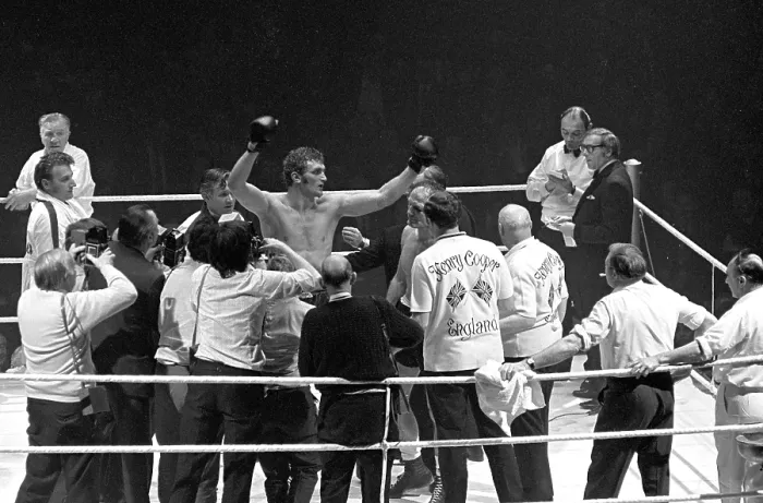 Framed Print : Henry Cooper v Joe Bugner Print, 16 March 1971