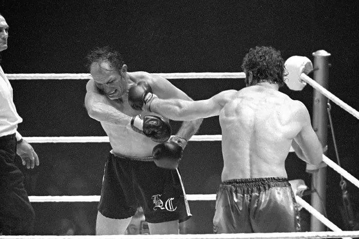 Framed Print : Henry Cooper v Joe Bugner Print, 16 March 1971 Framed Print : Henry Cooper v Joe Bugner Print, 16 March 1971