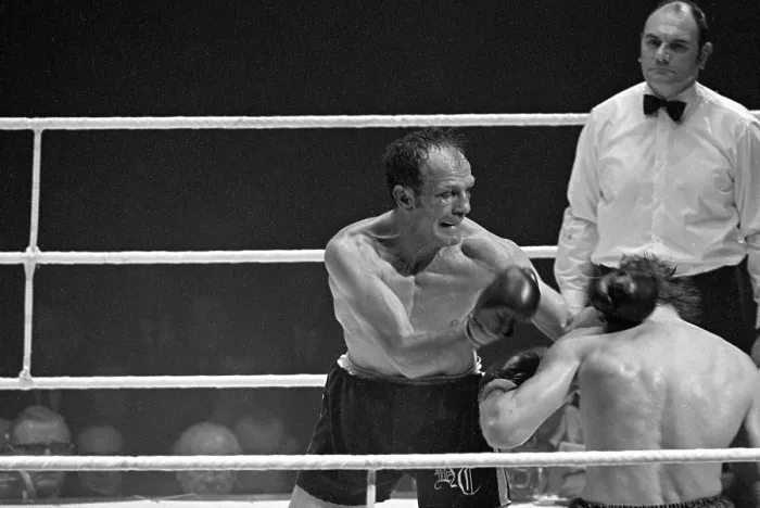 Framed Print : Henry Cooper v Joe Bugner Print, 16 March 1971 Framed Print : Henry Cooper v Joe Bugner Print, 16 March 1971