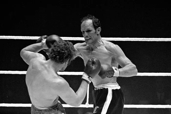 Framed Print : Henry Cooper v Joe Bugner Print, 16 March 1971 Framed Print : Henry Cooper v Joe Bugner Print, 16 March 1971