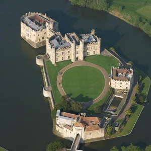 Medieval architecture Collection: Tudor architecture