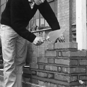 Élève maçon à la Swindon's Pre-Apprentice Training School, 1963. Élève maçon à la Swindon's Pre-Apprentice Training School, 1963.