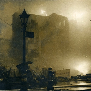Blitz in London -- fire and smoke on worst night, WW2