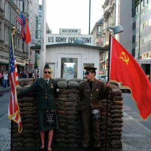 Reconstrucción del control de tránsito Charlie en Berlín, Alemania Reconstrucción del control de tránsito Charlie en Berlín, Alemania