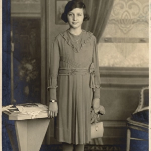 fashionably and expensively dressed 1920s teenage girl