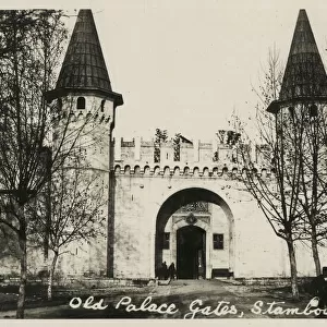 The Gate of Salutation, entrance to the Second courtyard of Topkapi Palace, Topkapi Saray, Istanbul, Turkey. Date: 1922