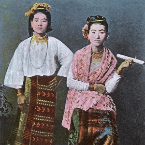 Myanmar - Sisters - Ngme Sein Ngwe Yi - BIG cigar