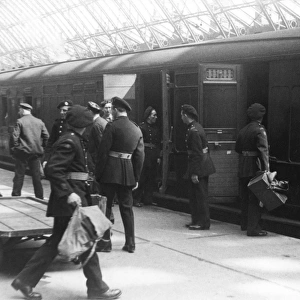 NFS personnel loading luggage, St Pancras, WW2