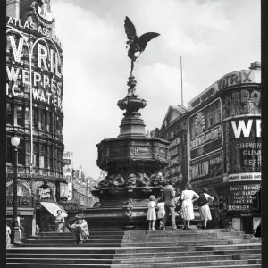 Piccadilly Circus Print: Eros Statue in London Piccadilly Circus Print: Eros Statue in London