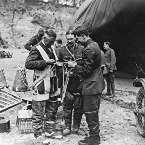 RFA men with parachute equipment, France, WW1